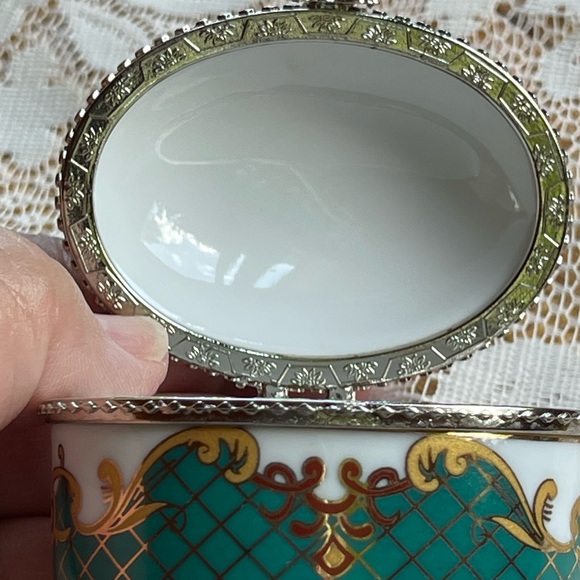 Mini porcelain box w/hinged lid, vintage - Picture 10 of 16